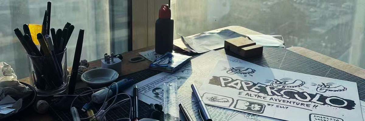 immagine del mio tavolo da disegno all'alba, dalla finestra si intravede shanghai